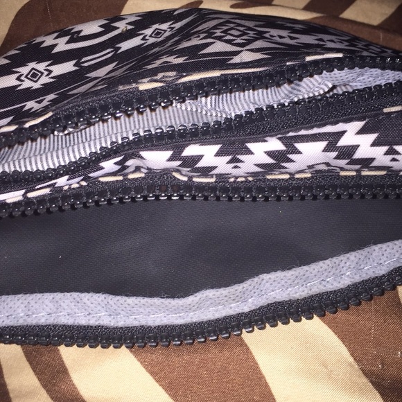 A fanny pack - Picture 3 of 4